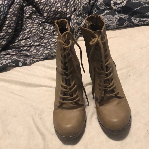 Tan boots - Picture 2 of 3